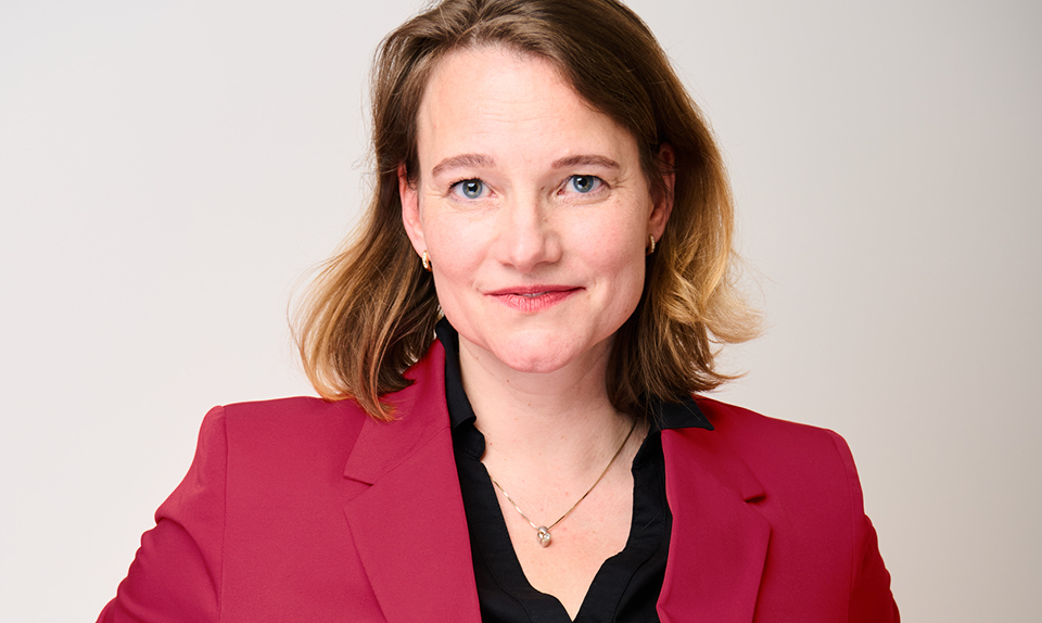 <span style="color:#000; font-weight:400;">Julia STARKE</span>